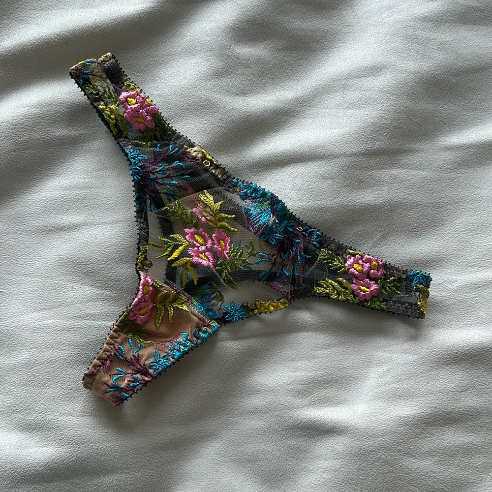 Edge O’ Beyond Zuzia thong - size 2 (small)